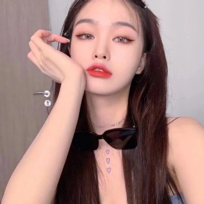 她比春色更怡人